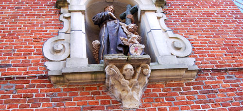 Meersel-Dreef Chapel, St. Francis over the entrance